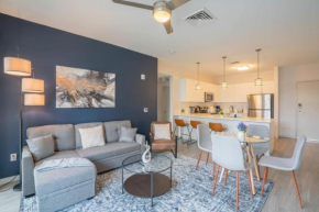 Modern 2BD DT - Balcony, Gym, W-D, Parking - Sleeps 8